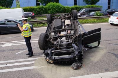 Stuttgart -Ost : Schwerer Unfall mit mehrmals ueberschlagenem PKW auf Teiler B10/14